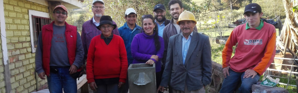 Capacitación orientada por Eva Manzano (CAWST) y Robert Wiens (CAPD) a los miembros de RPG  y a la comunidad beneficiaria del Programa Agua Sana en Cómbita - Boyacá (Colombia).